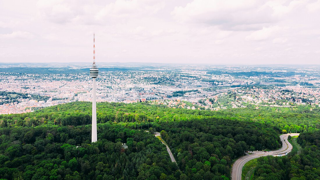Vogelperspektive von Stuttgart mit Blick aus Grüne und den Fernsehturm.