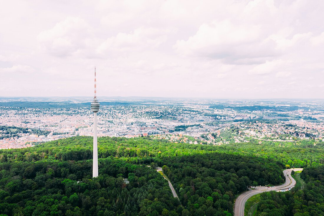 Vogelperspektive von Stuttgart mit Blick aus Grüne und den Fernsehturm.