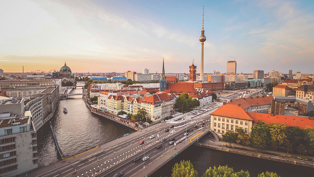 Aufnahme der Spree in Berlin. Im Hintergrund ist der Fernsehturm zu sehen.