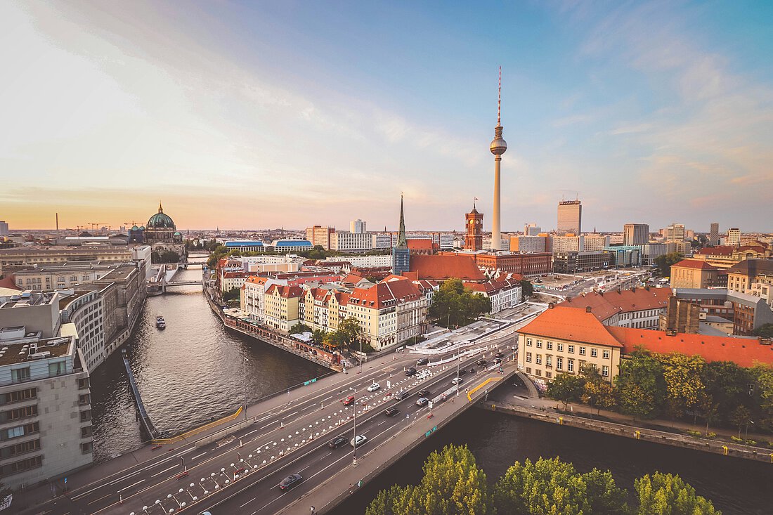 Aufnahme der Spree in Berlin. Im Hintergrund ist der Fernsehturm zu sehen.