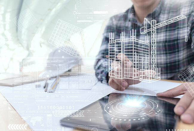 Ein Ingenieur oder Architekt arbeitet an einem Tablet mit einer digitalen Darstellung eines Gebäudes und eines Baukrans. Die Bildschirme des Tablets und die Umgebung sind mit schematischen Darstellungen und technischen Daten überlagert, was auf den Einsatz von BIM (Building Information Modeling) oder ähnlichen digitalen Planungs- und Konstruktionswerkzeugen hinweist.