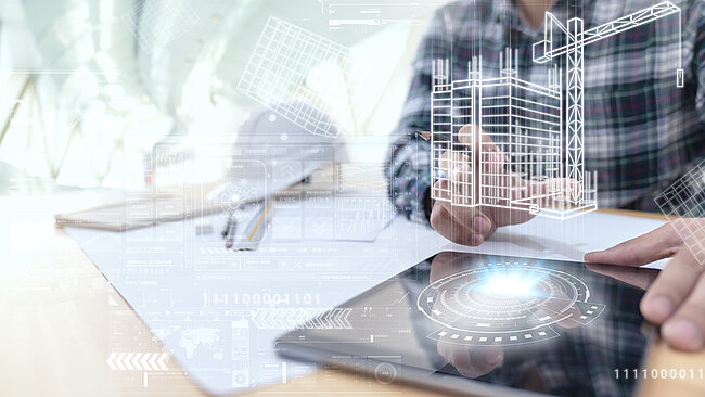 Ein Ingenieur oder Architekt arbeitet an einem Tablet mit einer digitalen Darstellung eines Gebäudes und eines Baukrans. Die Bildschirme des Tablets und die Umgebung sind mit schematischen Darstellungen und technischen Daten überlagert, was auf den Einsatz von BIM (Building Information Modeling) oder ähnlichen digitalen Planungs- und Konstruktionswerkzeugen hinweist.