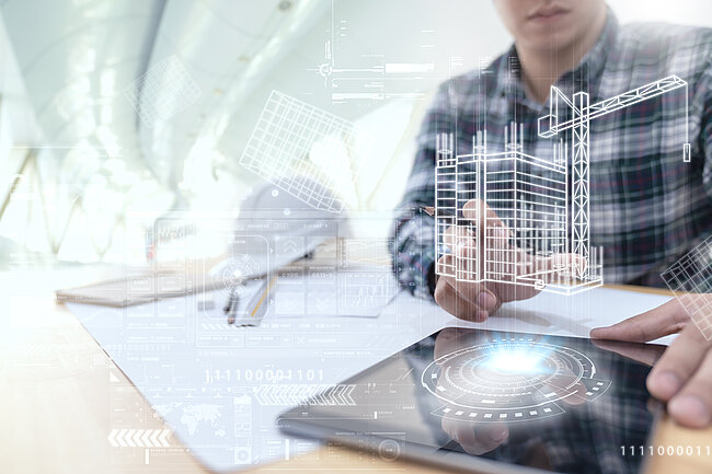 Ein Ingenieur oder Architekt arbeitet an einem Tablet mit einer digitalen Darstellung eines Gebäudes und eines Baukrans. Die Bildschirme des Tablets und die Umgebung sind mit schematischen Darstellungen und technischen Daten überlagert, was auf den Einsatz von BIM (Building Information Modeling) oder ähnlichen digitalen Planungs- und Konstruktionswerkzeugen hinweist.
