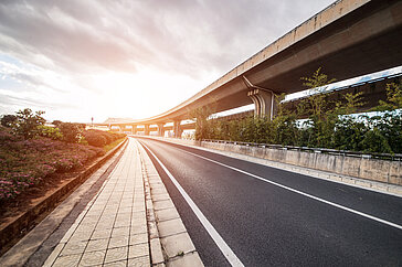 Eine Landesstraße im Sonnenuntergang.