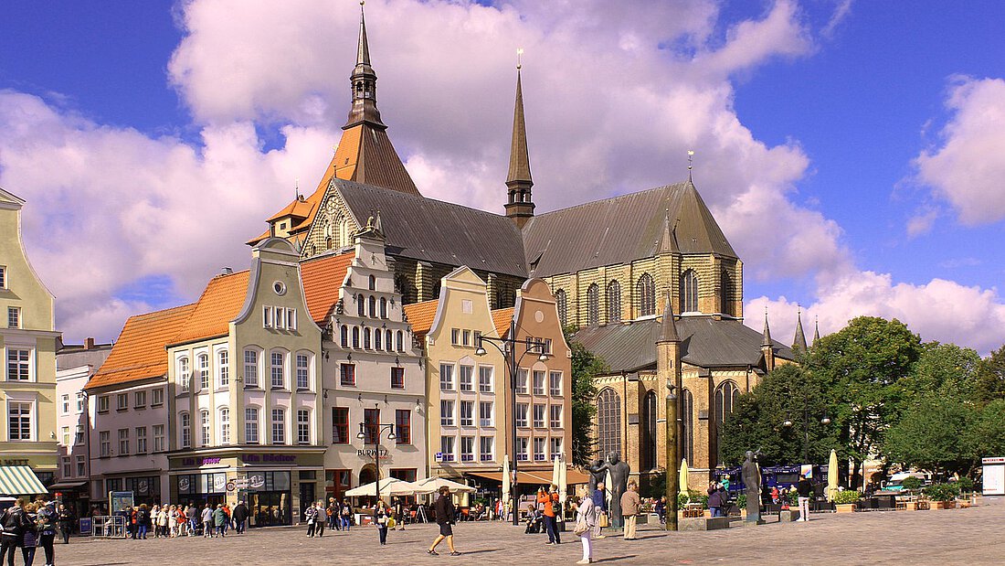 Kirche in der Innenstadt in Rostock. 