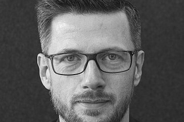 Schwarz-weißes Portät von Andreas Pilot.