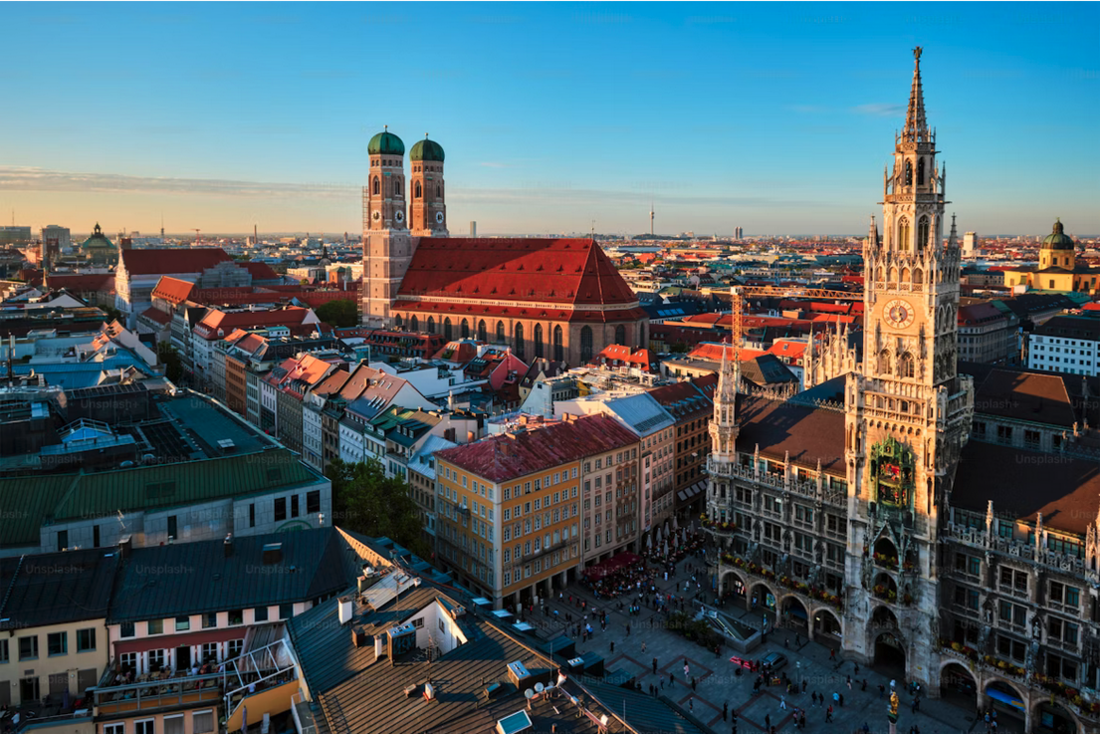 Aufnahme vom Marienplatz in München, unter adnerem sind das Rathaus und die Frauenkirche zu sehen. 