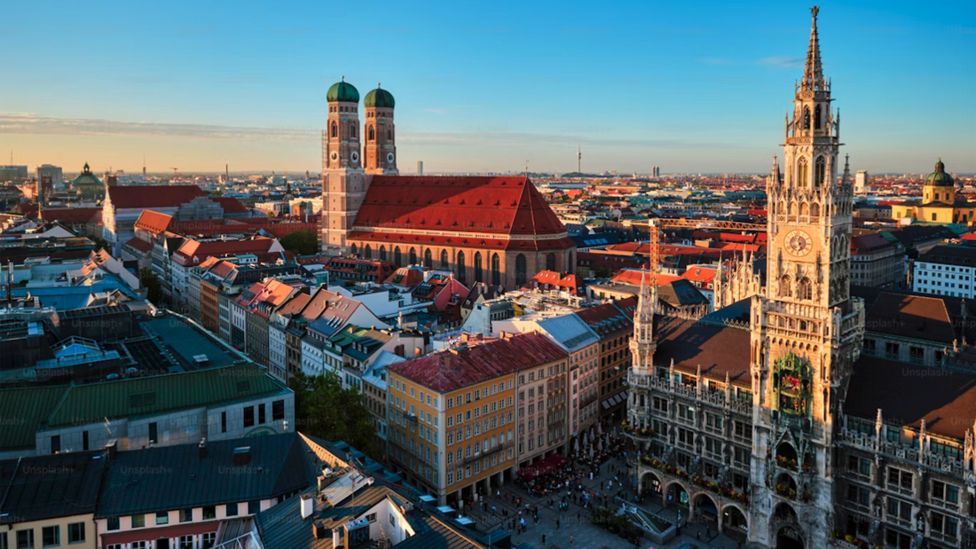Aufnahme vom Marienplatz in München, unter adnerem sind das Rathaus und die Frauenkirche zu sehen. 