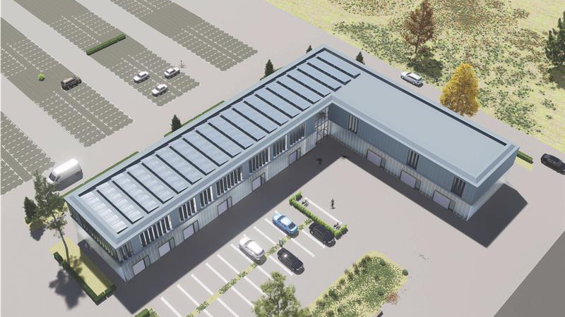 Digitales 3D-Modell eines modernen, L-förmigen Büro- oder Verwaltungsgebäudes mit Flachdach und großflächiger Photovoltaikanlage. Vor dem Gebäude befinden sich Parkplätze, Grünflächen sowie ein angrenzender großer Parkplatzbereich. Die Umgebung ist von Bäumen und Wiesen geprägt.