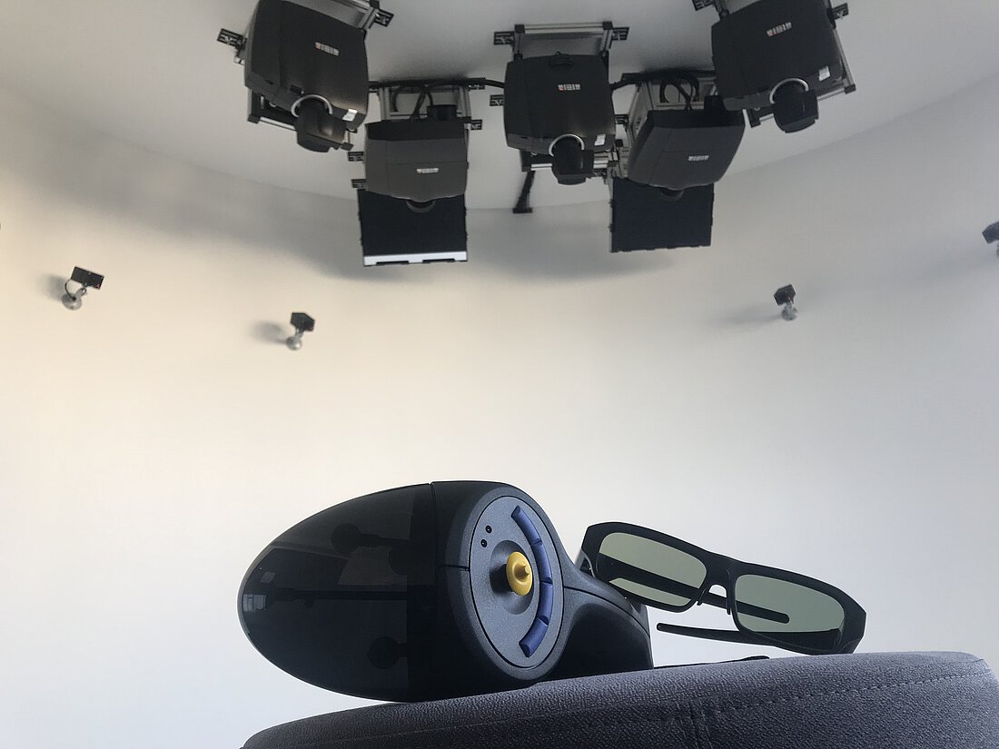 Aufnahme aus dem BIM-Labor: Es sind Beamer und eine 3D-Brille zu sehen.