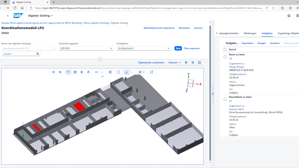 Bildschirmansicht einer Software mit einem digitalen 3D-Gebäudemodell in L-Form. Der Bildschirm zeigt eine Gebäudestruktur mit farblich hervorgehobenen Räumen (u. a. in Rot) und verschiedenen Navigations- und Auswahlfunktionen. Rechts sind Gebäudedaten, Eigenschaften und Klassifizierungen eingeblendet.