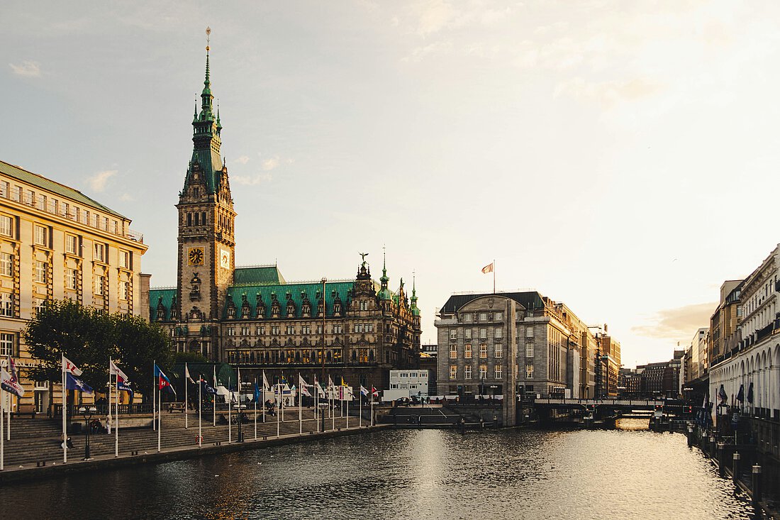 Die Alster in Hamburg mit Blick auf die Stadt.