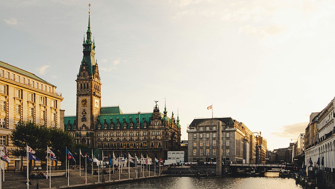 Die Alster in Hamburg mit Blick auf die Stadt.