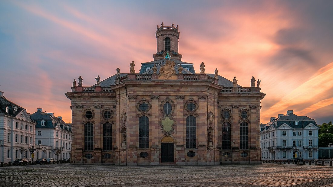 Die Ludwigskirche in Saarbrücken bei Sonnenuntergang.