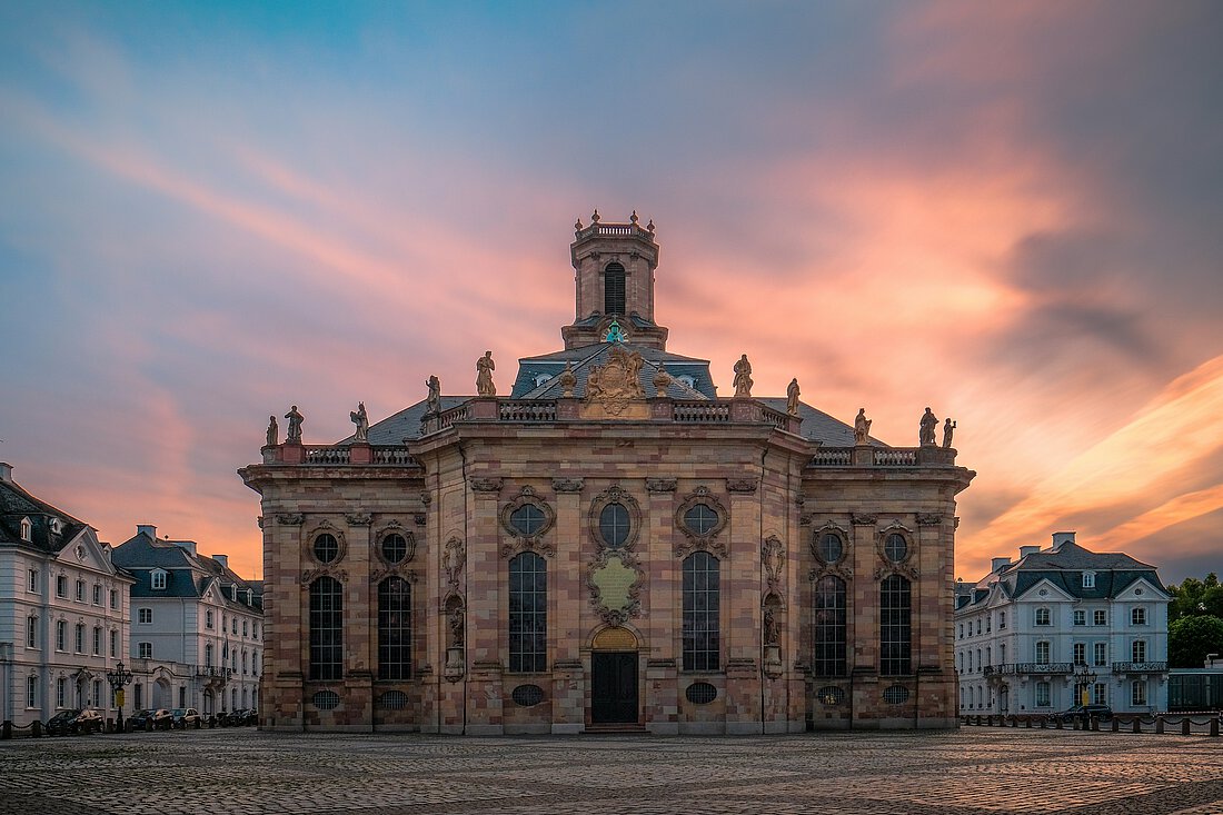Die Ludwigskirche in Saarbrücken bei Sonnenuntergang.