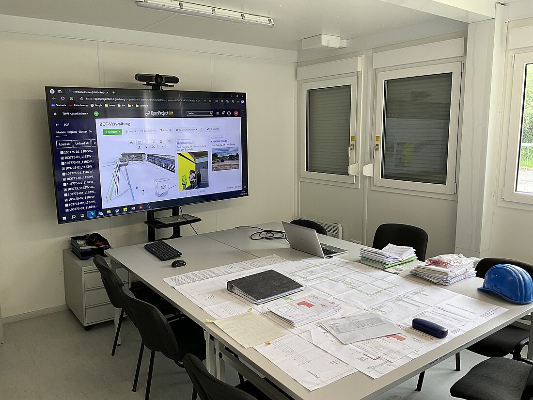 Baustellencontainer auf der Baustelle THW-Kaltenkirchen – Anbindung an das GMSH-Netz mit den benötigten Softwaresystemen, Daten und Dokumenten – Besprechungen auch über Videokonferenzen und Unterstützung durch Visualisierungen am Modell