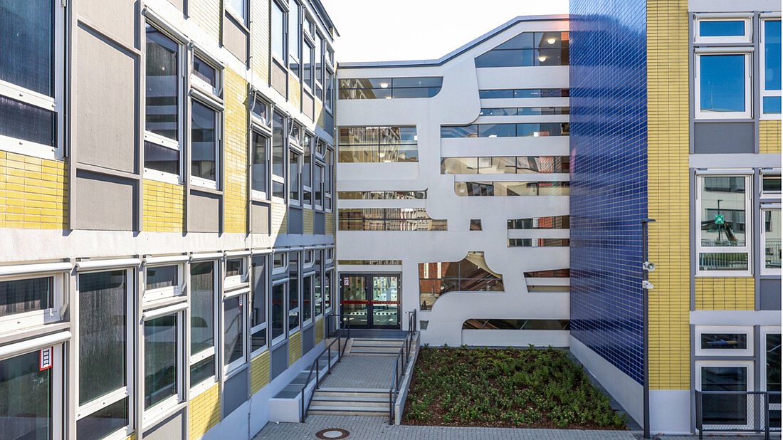 Ein modernes Schuldgebäude.