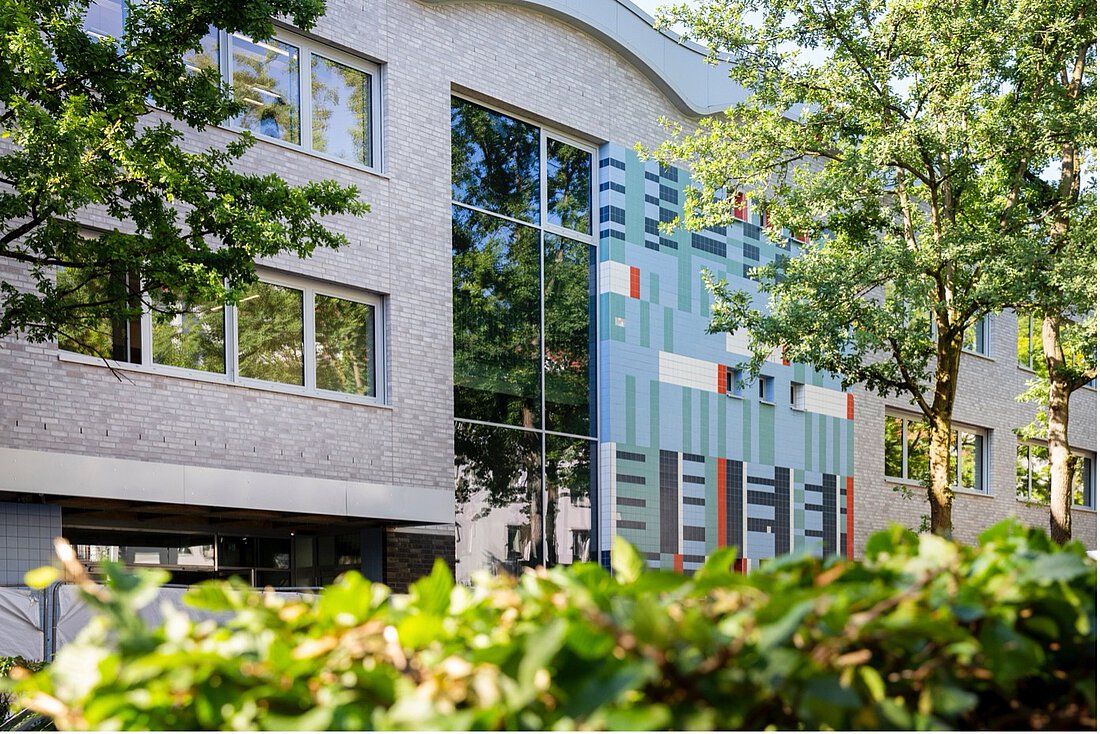 Ein modernes Schulgebäude.