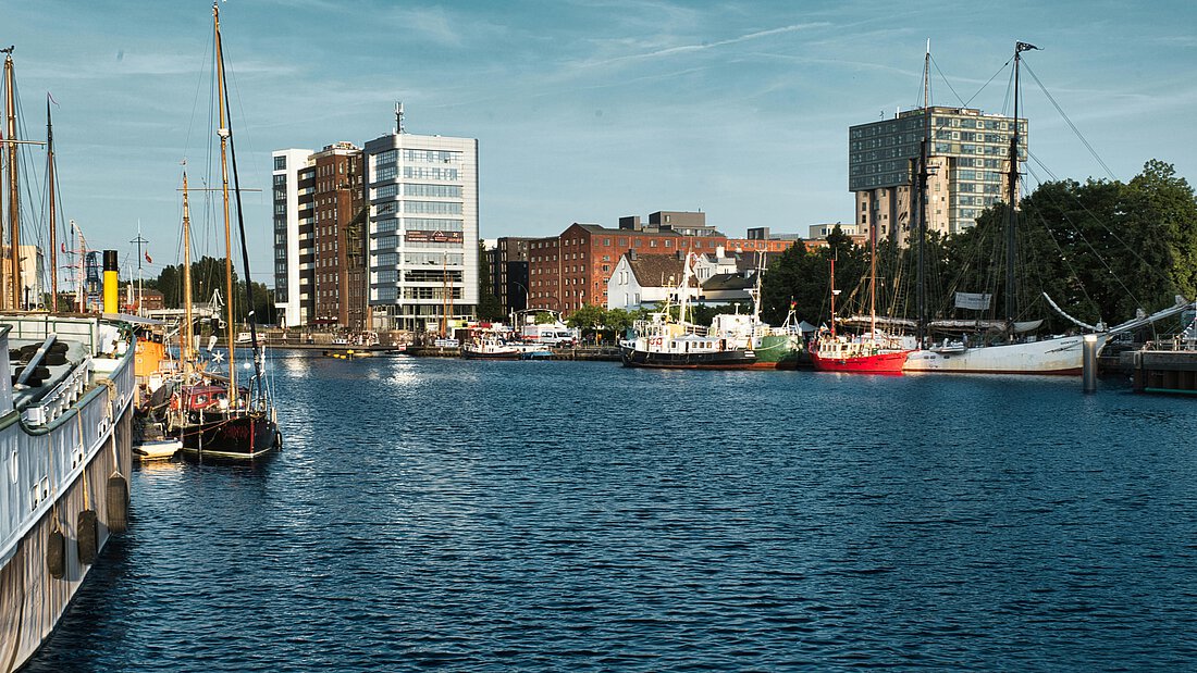 Aufnahme der Innenstadt von Kiel mit Blick auf den Fluss.
