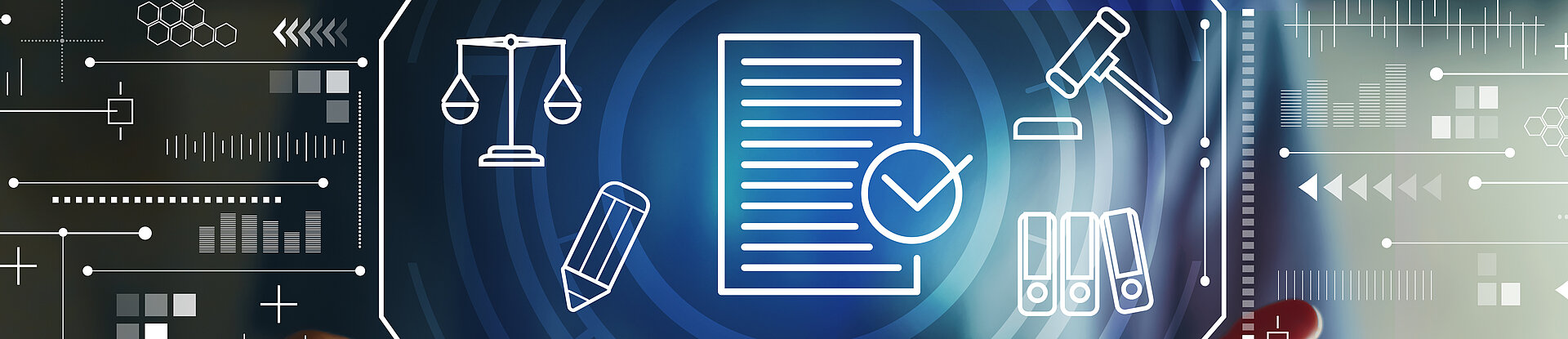 BIM Wissen Hände, die eine holografische Darstellung von Rechtssymbolen präsentieren, darunter eine Waage, ein Hammer und Dokumente, mit Schwerpunkt auf digitalem Recht und Technologie.