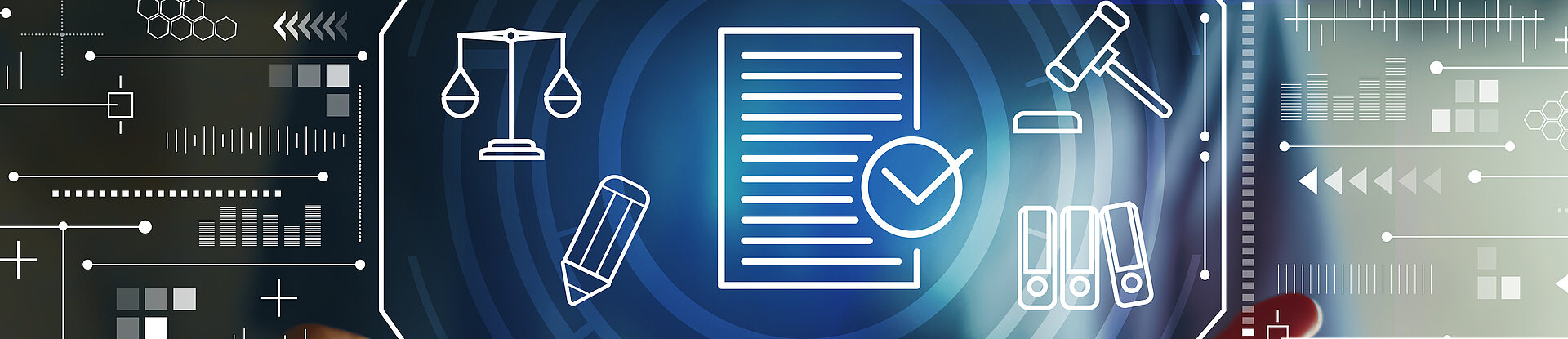 Hände, die eine holografische Darstellung von Rechtssymbolen präsentieren, darunter eine Waage, ein Hammer und Dokumente, mit Schwerpunkt auf digitalem Recht und Technologie.