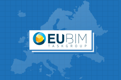 Logo der EU BIM auf einem blauen Hintergrund, auf dem sich in Hellblau Europa abzeichnet.