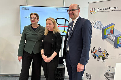 Bundesbauministerin Klara Geywitz und MdB Michael Kießling mit Inga Stein-Barthelmes, BIM Deutschland, bei der Eröffnung des Messestands.