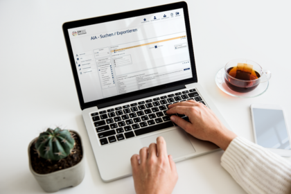 Eine Person arbeitet an einem Laptop. 