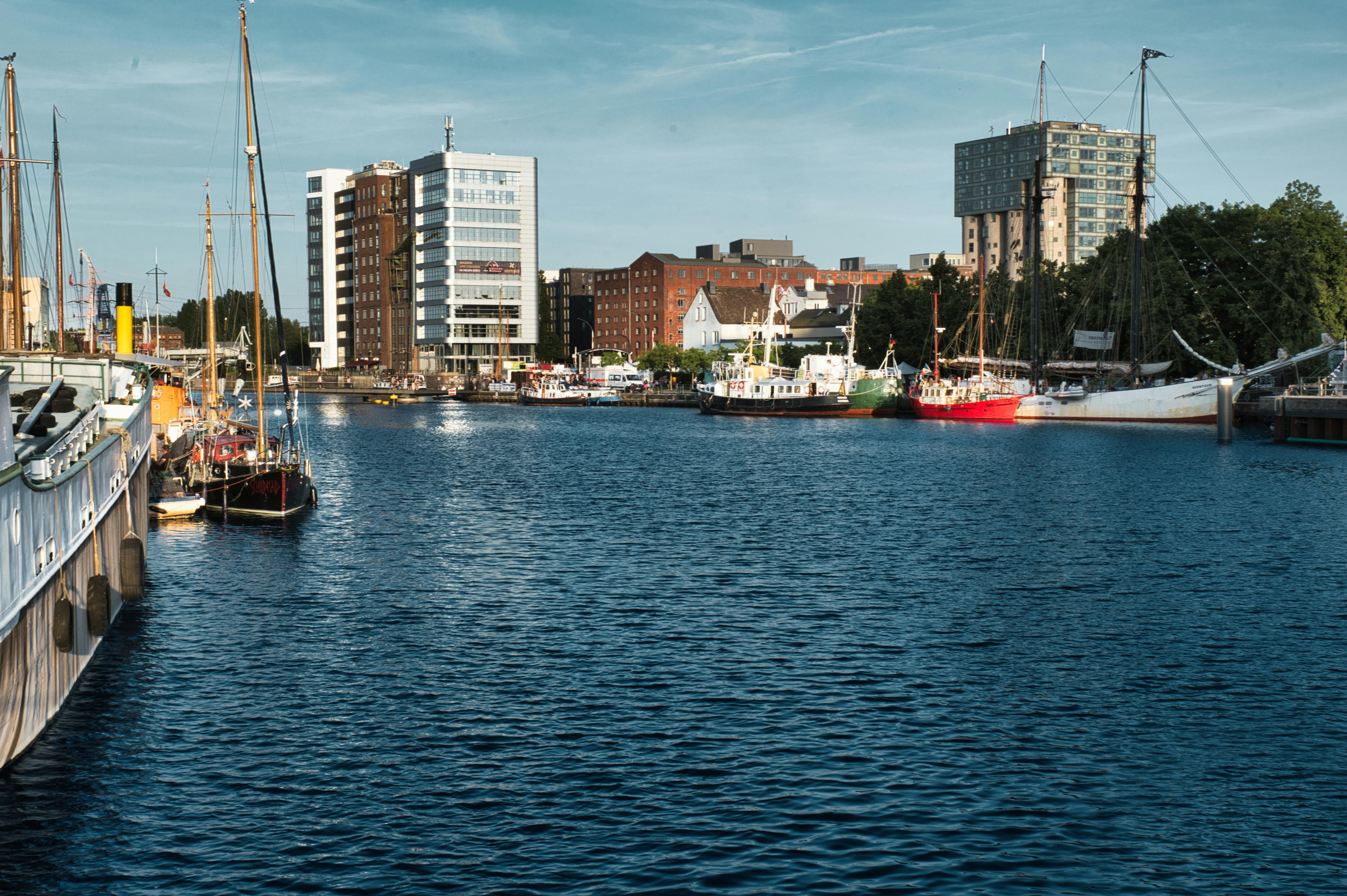 Aufnahme der Innenstadt von Kiel mit Blick auf den Fluss.