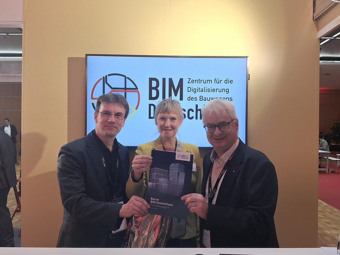  Prof. Dr. Joaquin Diaz (stellv. Vorsitzender des Beirats BIM Deutschland), Sebastian Otto (BMWSB) und Michaela Sieber (BMVg) zeigen das neu vorgestellte Positionspapier des Beirats. 