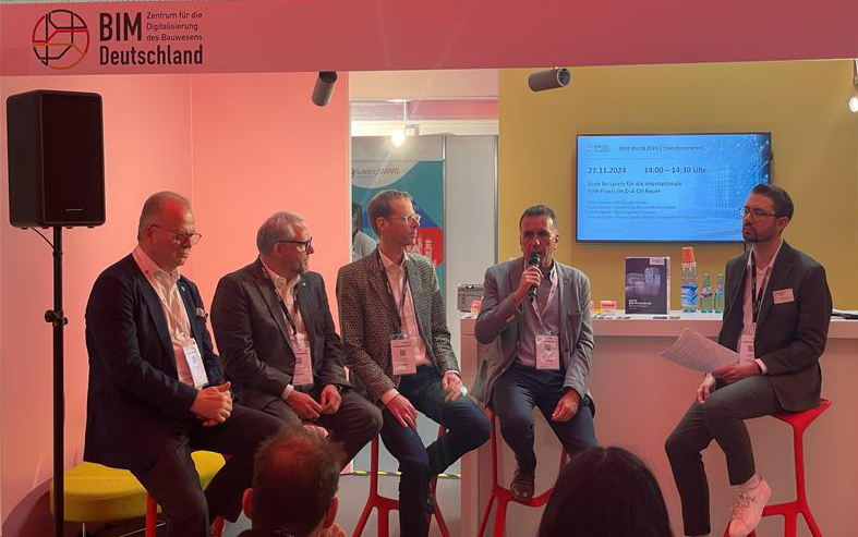 In der Roundtable-Diskussion erläuterten Alfred Waschl (buildingSMART Austria), Stefan Becker (Sprecher der bundesdeutschen BIM-Cluster), Daniel Dorner (Sander Hofrichter Architekten) sowie Thomas Glättli (Bauen digital Schweiz/buildingSMART Switzerland) anhand von Praxisbeispielen verschiedene Initiativen sowie Gemeinsamkeiten und Unterschiede beim Einsatz von BIM im D-A-CH-Raum. Betont wurde insbesondere die Bedeutung der europäischen Zusammenarbeit bei BIM. 
