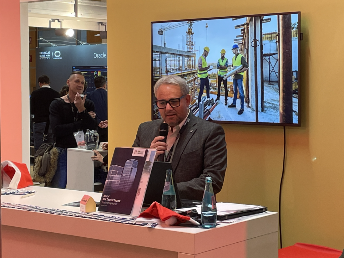  Stefan Becker (BIM Cluster Hessen) präsentiert die Aktivitäten der bundesdeutschen BIM-Cluster vor. 