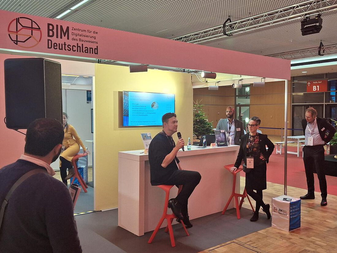 Robert Schmid und Stefanie Radek stellen die Initiative „BIM Einfach Miteinander“ vor. 