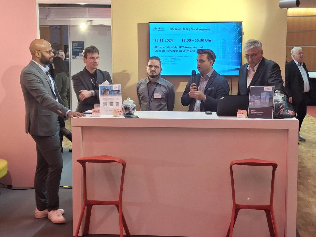 Sebastian Otto (BMWSB), Nikita Kretschmar (DIN e.V.), Prof. Dr. Cornelius Preidel (buildingSMART Deutschland) und Dr. Volker Krieger (Prefect.Consult) diskutieren zum aktuellen Stand der BIM-Normung und Standardisierung in Deutschland. 